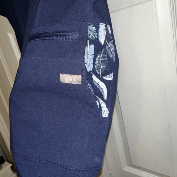 FIGS SCRUB TOP - Picture 5 of 7